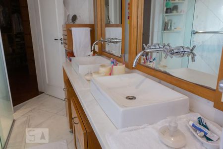 Apartamento à venda com 422m², 4 quartos e 4 vagas Apartamento à venda com 422m², 4 quartos e 4 vagasBanheiro da Suíte 3