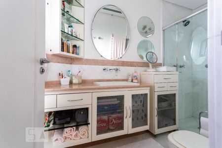 Apartamento à venda com 422m², 4 quartos e 4 vagas Apartamento à venda com 422m², 4 quartos e 4 vagasBanheiro da Suíte 2