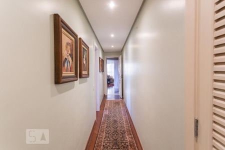 Apartamento à venda com 422m², 4 quartos e 4 vagas Apartamento à venda com 422m², 4 quartos e 4 vagasBanheiro Corredor