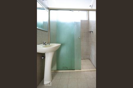 Banheiro de kitnet/studio para alugar com 1 quarto, 50m² em Pinheiros, São Paulo