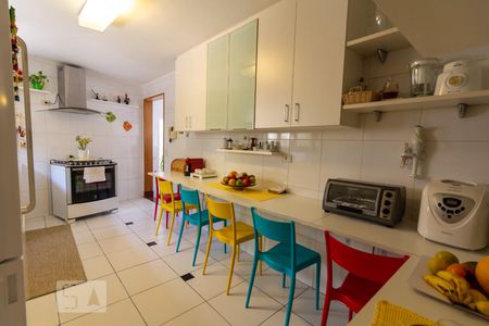 Casa à venda com 260m², 4 quartos e 3 vagas Casa à venda com 260m², 4 quartos e 3 vagasCozinha