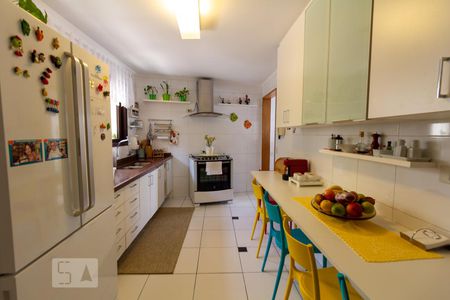 Casa à venda com 260m², 4 quartos e 3 vagas Casa à venda com 260m², 4 quartos e 3 vagasCozinha