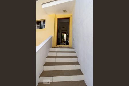 Casa à venda com 260m², 4 quartos e 3 vagas Casa à venda com 260m², 4 quartos e 3 vagasEscada