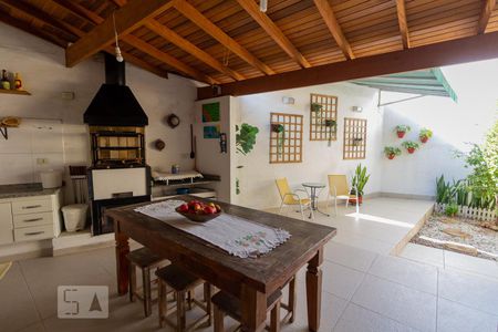 Casa à venda com 260m², 4 quartos e 3 vagas Casa à venda com 260m², 4 quartos e 3 vagasÁrea comum - Churrasqueira