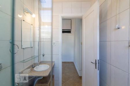 Banheiro de kitnet/studio para alugar com 1 quarto, 39m² em Grajaú, Rio de Janeiro