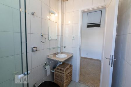 Banheiro de kitnet/studio para alugar com 1 quarto, 39m² em Grajaú, Rio de Janeiro