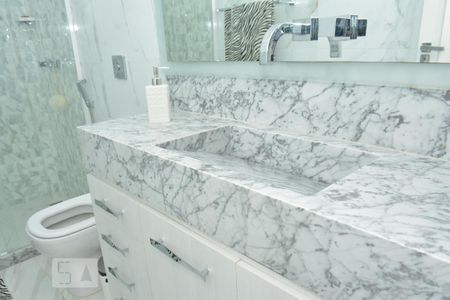 Casa à venda com 460m², 4 quartos e 3 vagasBanheiro da suite 1