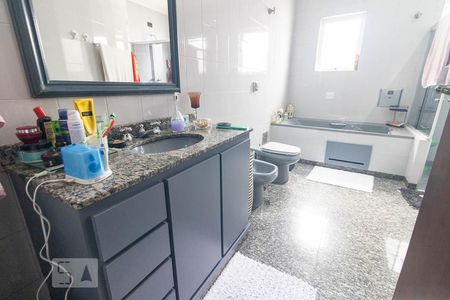 Casa à venda com 298m², 3 quartos e 3 vagasBanheiro da Suíte