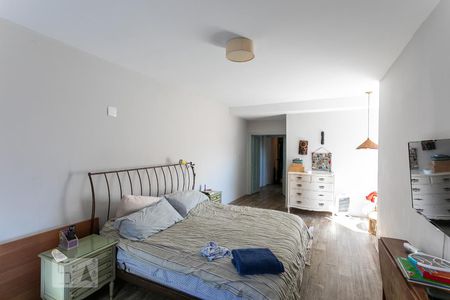 Casa à venda com 390m², 4 quartos e 4 vagasQuarto 3 - Suíte