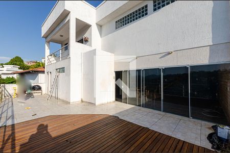Sala de casa de condomínio à venda com 3 quartos, 300m² em Badu, Niterói