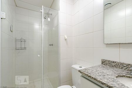Banheiro Social de kitnet/studio para alugar com 1 quarto, 45m² em Centro Cívico, Curitiba