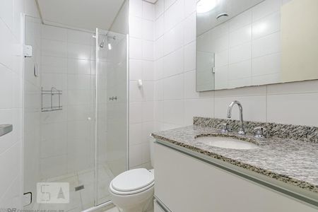 Banheiro Social de kitnet/studio para alugar com 1 quarto, 45m² em Centro Cívico, Curitiba