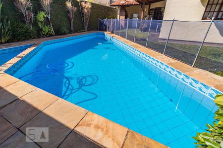 Casa à venda com 455m², 4 quartos e 9 vagas Casa à venda com 455m², 4 quartos e 9 vagasÁrea comum - Piscina