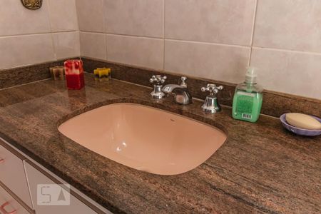 Casa à venda com 455m², 4 quartos e 9 vagas Casa à venda com 455m², 4 quartos e 9 vagasDetalhe do Banheiro da Suíte 2