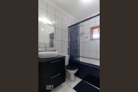 Casa à venda com 200m², 3 quartos e 3 vagasBanheiro do quarto 1