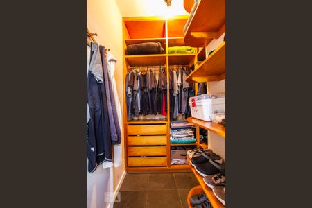 Casa à venda com 270m², 3 quartos e 8 vagas Casa à venda com 270m², 3 quartos e 8 vagasCloset da Suíte