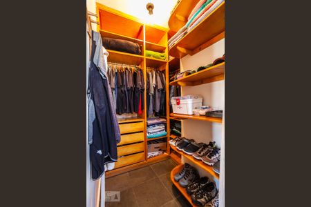 Casa à venda com 270m², 3 quartos e 8 vagas Casa à venda com 270m², 3 quartos e 8 vagasCloset da Suíte