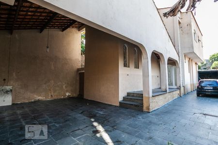 Casa à venda com 270m², 3 quartos e 8 vagas Casa à venda com 270m², 3 quartos e 8 vagasGaragem