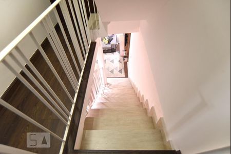 Casa à venda com 161m², 3 quartos e 2 vagasEscada para o primeiro piso