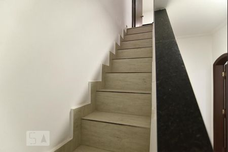 Casa à venda com 161m², 3 quartos e 2 vagasEscada para o segundo piso