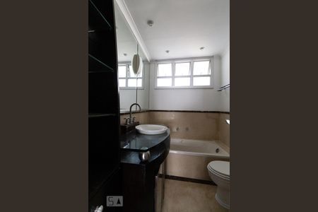 Apartamento para alugar com 184m², 3 quartos e 1 vaga Apartamento para alugar com 184m², 3 quartos e 1 vagaBanheiro da Suite