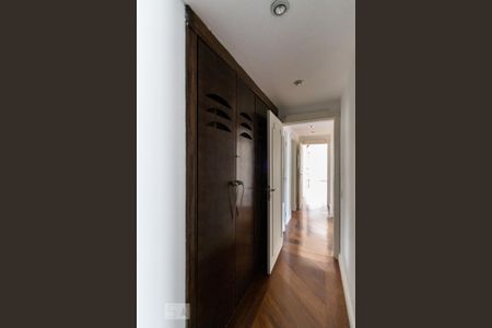 Apartamento para alugar com 184m², 3 quartos e 1 vaga Apartamento para alugar com 184m², 3 quartos e 1 vagaCorredor - Suite