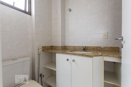 Banheiro da Suíte 1 de apartamento para alugar com 2 quartos, 68m² em Centro, Niterói