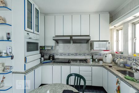 Casa à venda com 280m², 4 quartos e 5 vagas Casa à venda com 280m², 4 quartos e 5 vagasCozinha