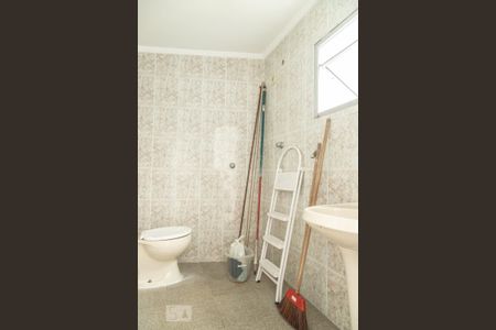 Casa à venda com 220m², 3 quartos e 2 vagas Casa à venda com 220m², 3 quartos e 2 vagasBanheiro de Serviço