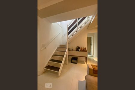 Acesso ao segundo andar de casa de condomínio à venda com 3 quartos, 114m² em Irajá, Rio de Janeiro