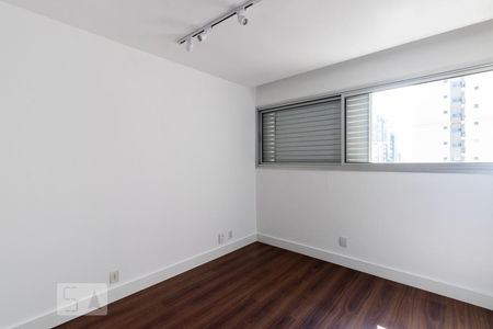 Suite de apartamento para alugar com 3 quartos, 121m² em Itaim Bibi, São Paulo