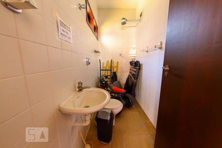 Casa à venda com 600m², 5 quartos e 8 vagas Casa à venda com 600m², 5 quartos e 8 vagasBanheiro da Garagem