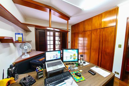 Casa à venda com 600m², 5 quartos e 8 vagas Casa à venda com 600m², 5 quartos e 8 vagasQuarto 2