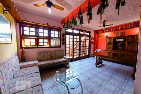 Casa à venda com 600m², 5 quartos e 8 vagas Casa à venda com 600m², 5 quartos e 8 vagasÁrea comum - Churrasqueira