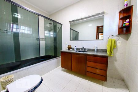 Casa à venda com 600m², 5 quartos e 8 vagas Casa à venda com 600m², 5 quartos e 8 vagasBanheiro da Suite 2