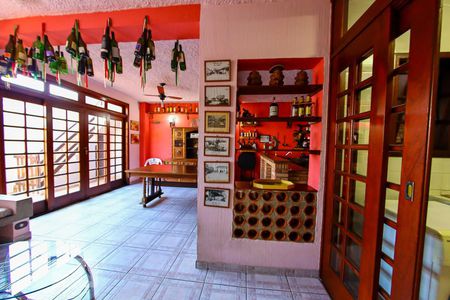 Casa à venda com 600m², 5 quartos e 8 vagas Casa à venda com 600m², 5 quartos e 8 vagasÁrea comum - Churrasqueira