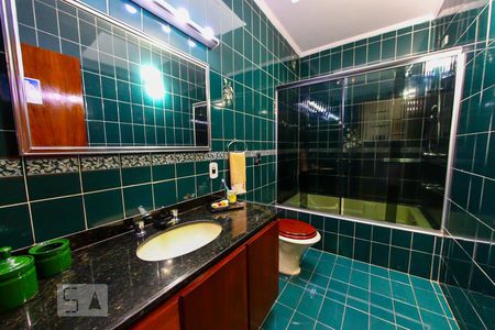 Casa à venda com 600m², 5 quartos e 8 vagas Casa à venda com 600m², 5 quartos e 8 vagasBanheiro 1