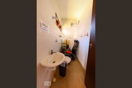 Casa à venda com 600m², 5 quartos e 8 vagas Casa à venda com 600m², 5 quartos e 8 vagasBanheiro da Garagem