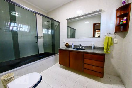 Casa à venda com 600m², 5 quartos e 8 vagas Casa à venda com 600m², 5 quartos e 8 vagasBanheiro da Suite 2