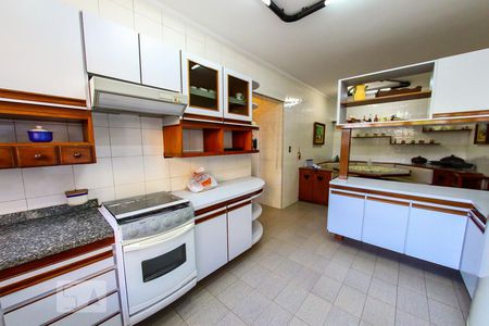 Casa à venda com 600m², 5 quartos e 8 vagas Casa à venda com 600m², 5 quartos e 8 vagasCozinha