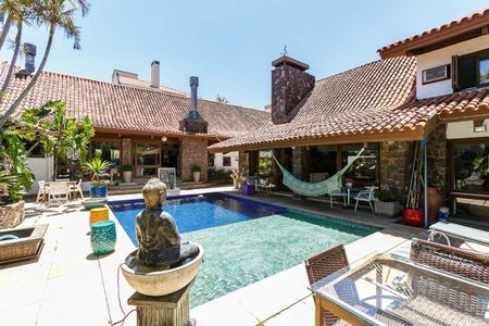 Casa à venda com 800m², 3 quartos e 5 vagasPiscina