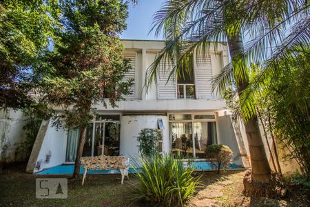 Casa para alugar com 600m², 4 quartos e 4 vagasFachada Fundos