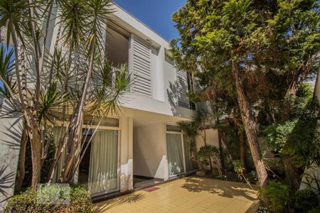 Casa para alugar com 600m², 4 quartos e 4 vagasFachada