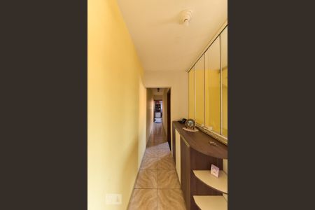 Casa à venda com 400m², 3 quartos e 2 vagasCorredor - Escada