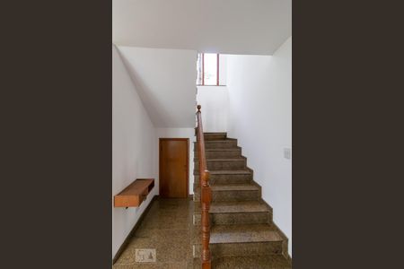 Casa à venda com 360m², 4 quartos e 4 vagasEscada