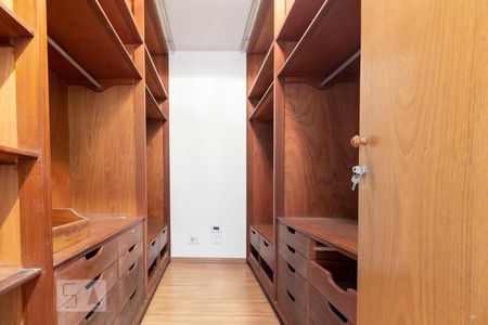 Casa à venda com 360m², 4 quartos e 4 vagasCloset de Suíte 1