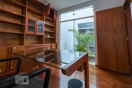 Casa à venda com 360m², 4 quartos e 4 vagasEscritório