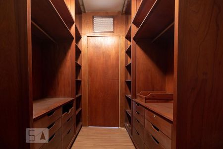 Casa à venda com 360m², 4 quartos e 4 vagasCloset de Suíte 1