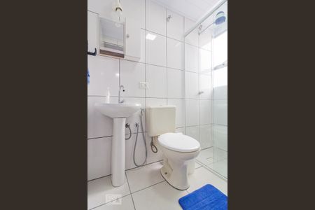Banheiro de kitnet/studio para alugar com 1 quarto, 33m² em Centro, Curitiba