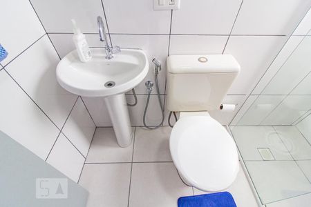 Banheiro de kitnet/studio para alugar com 1 quarto, 33m² em Centro, Curitiba